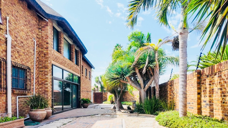 5 Bedroom Property for Sale in Parklands Western Cape